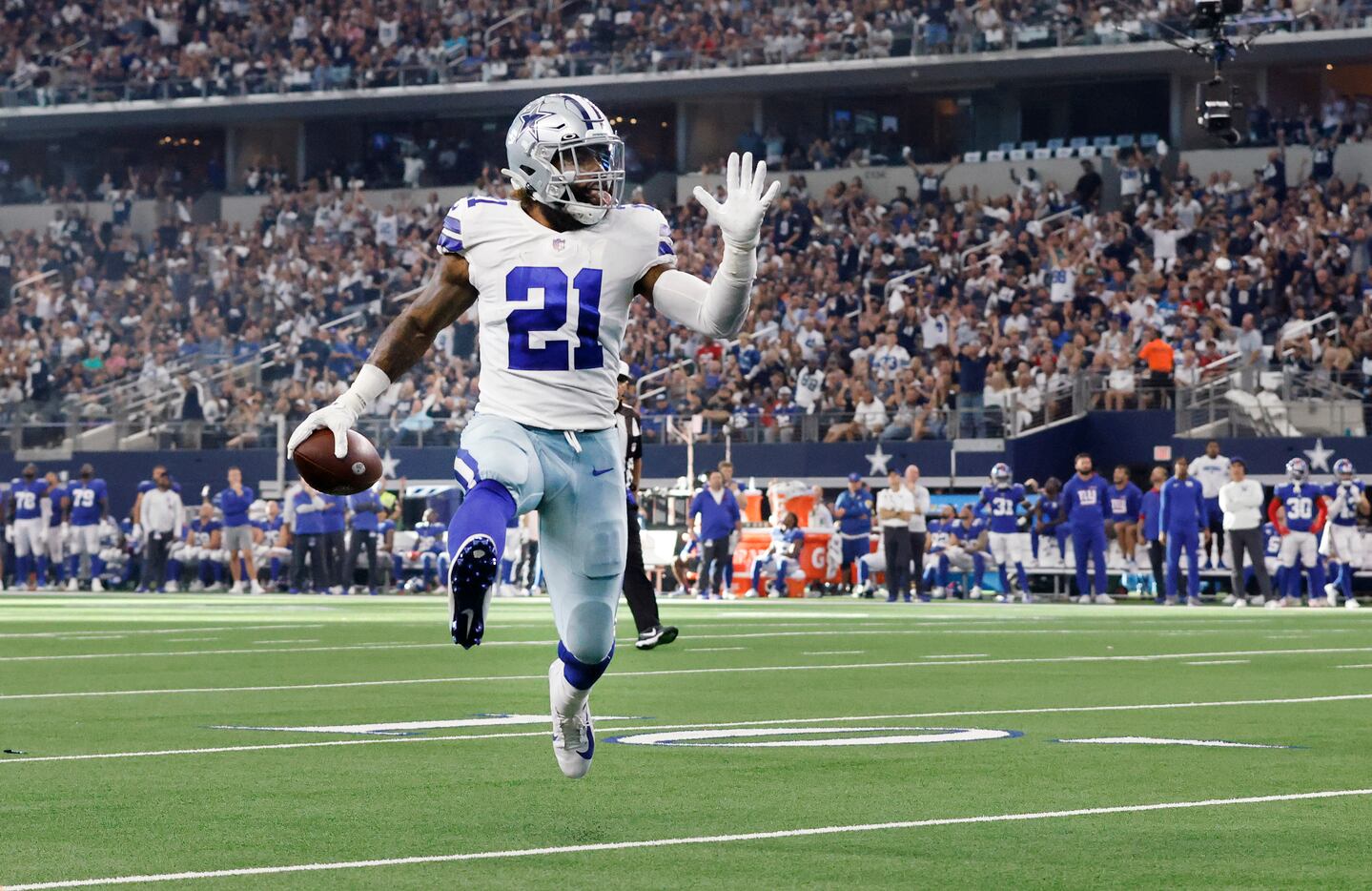 Dallas Cowboys RB Ezekiel Elliott shows off 'Feed Me' tattoo on stomach