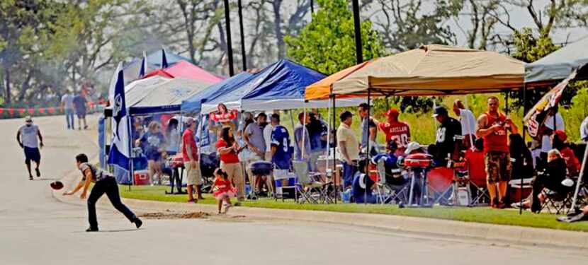 
Fans tailgated — and warmed up a little — before Dallas’ season opener against the San...