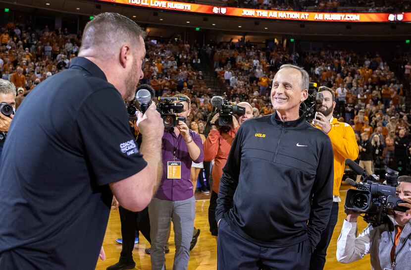 Tennessee head coach Rick Barnes, former Texas head coach, is recognized by current Texas...