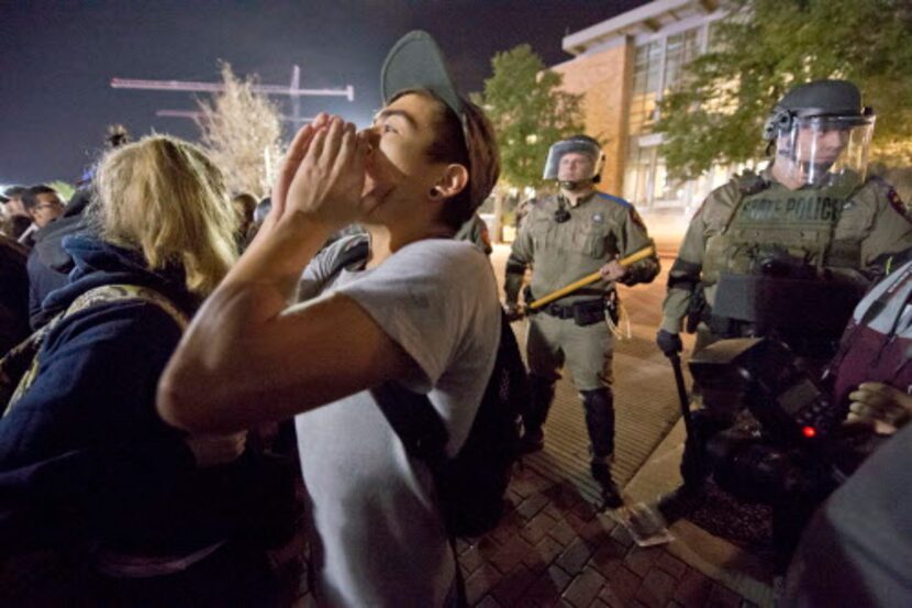 El estudiante Juan Martínez grita consignas en contra del supremacista blanco Richard Spencer.