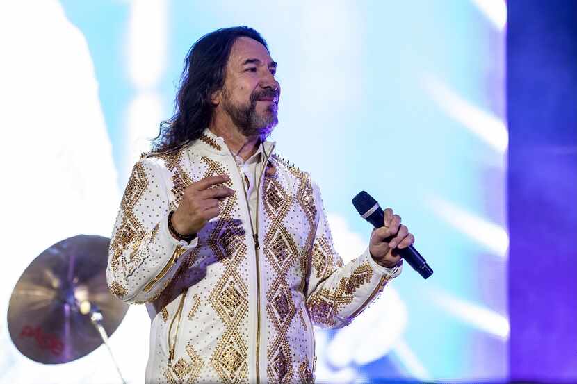 El conductor del autobús del staff de Marco Antonio Solís (foto) falleció por el impacto,...