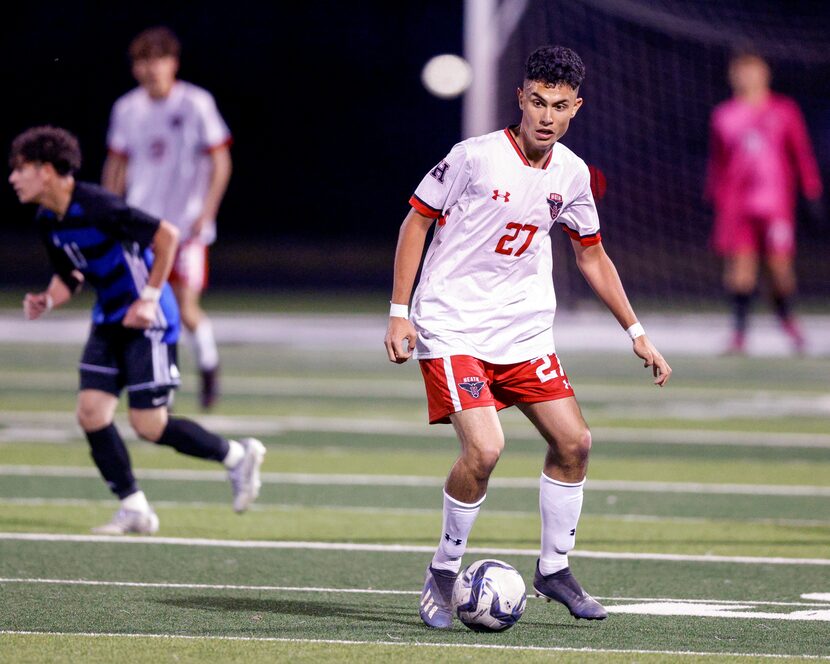 Rockwall-Heath’s Lucas Ponzetto (27) dribbled the ball during the first half of a game...