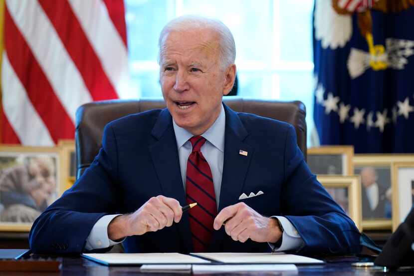 En esta foto de archivo del 28 de enero de 2021, el presidente Joe Biden firma una serie de...