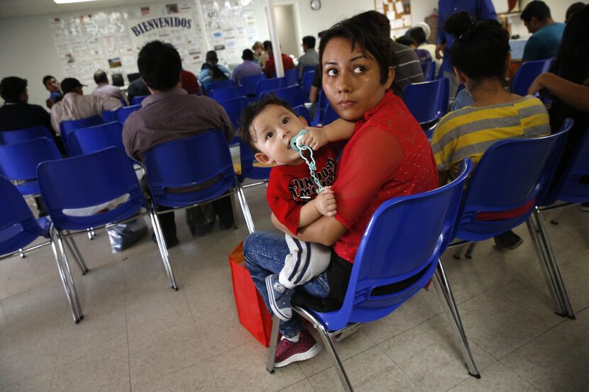 Glenda Chávez y su hijo Oliver Ricardo, de 11 meses. Ellos son de los inmigrantes...