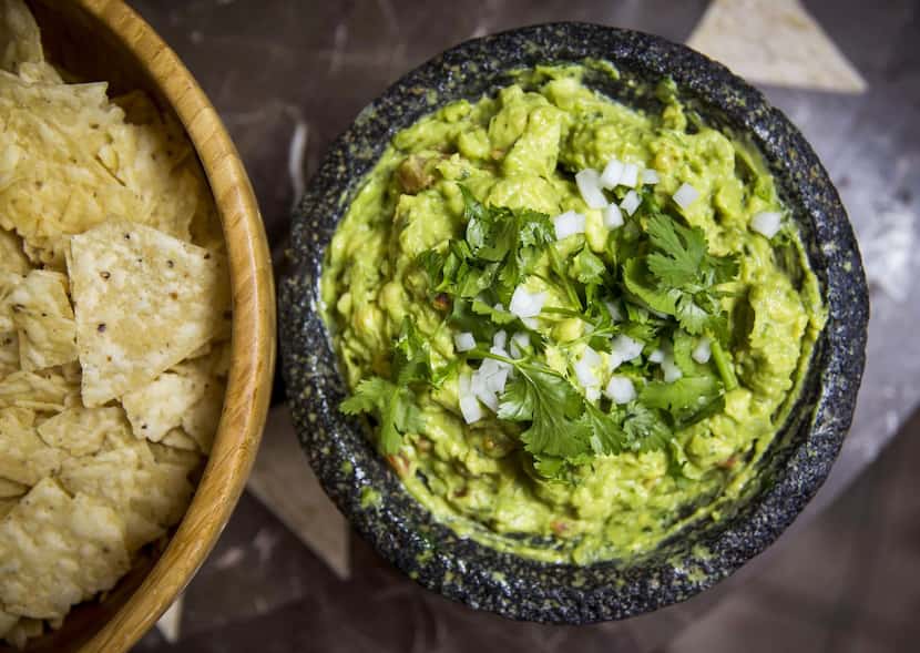 A starter of guacamole is served prior to the ropa vieja.