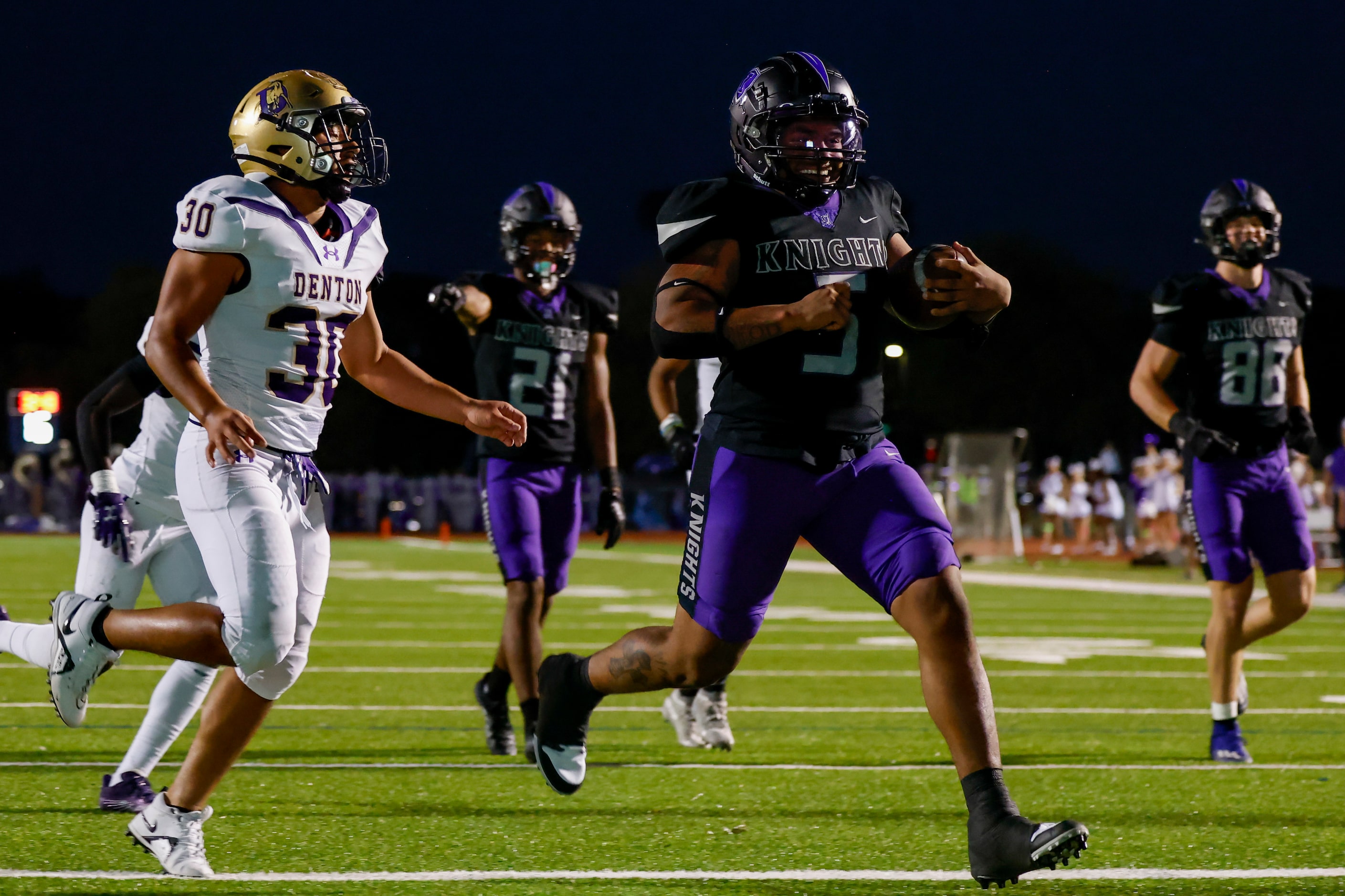 Frisco Independence’s running back Keith Rockwell (5) runs past Denton’s linebacker Brandon...