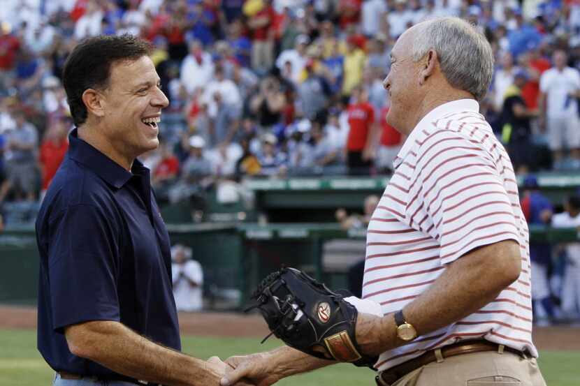 ORG XMIT: ARL101 Texas Rangers co-owner Chuck Greenberg, left, shakes hands with team...