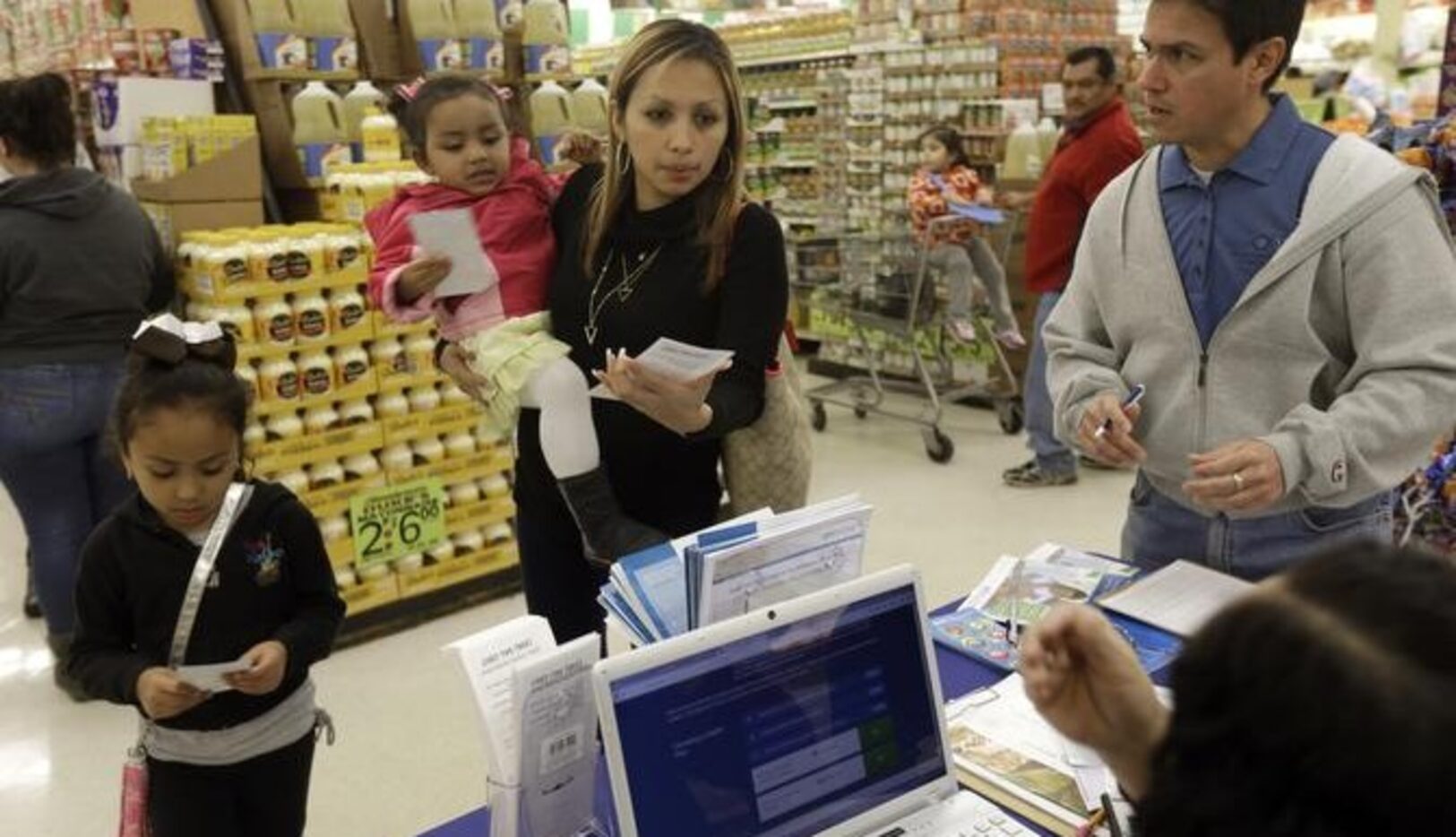 
				Clientes reciben información sobre un seguro de salud de Blue Cross Blue Shield en...