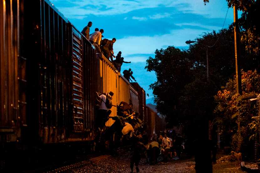 Un grupo de inmigrantes intentan subirse al tren llamado “La Bestia” que cruza el territorio...