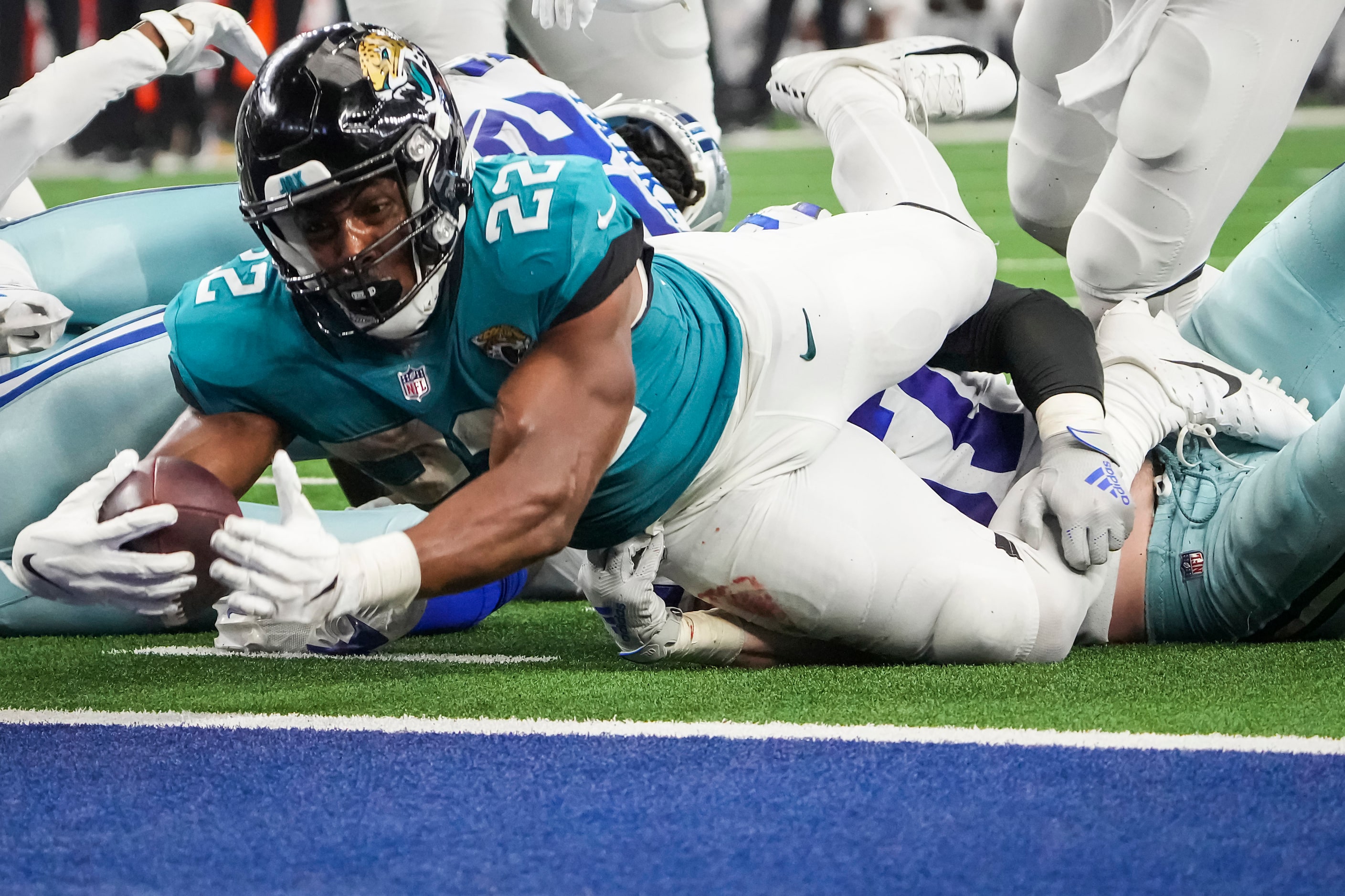 Jacksonville Jaguars running back Devine Ozigbo (22) dives for a touchdown  past Dallas...