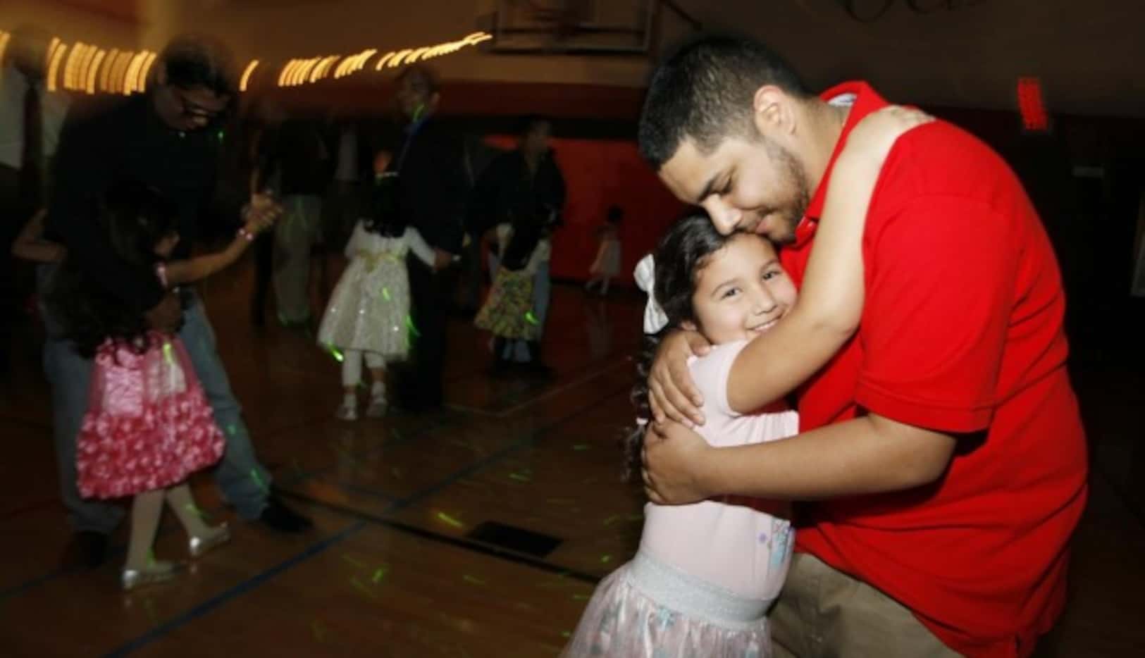 Bryan Rangel, de 24 años, danza con su hija Nevaeh García, de 4 años, durante el Baile de...