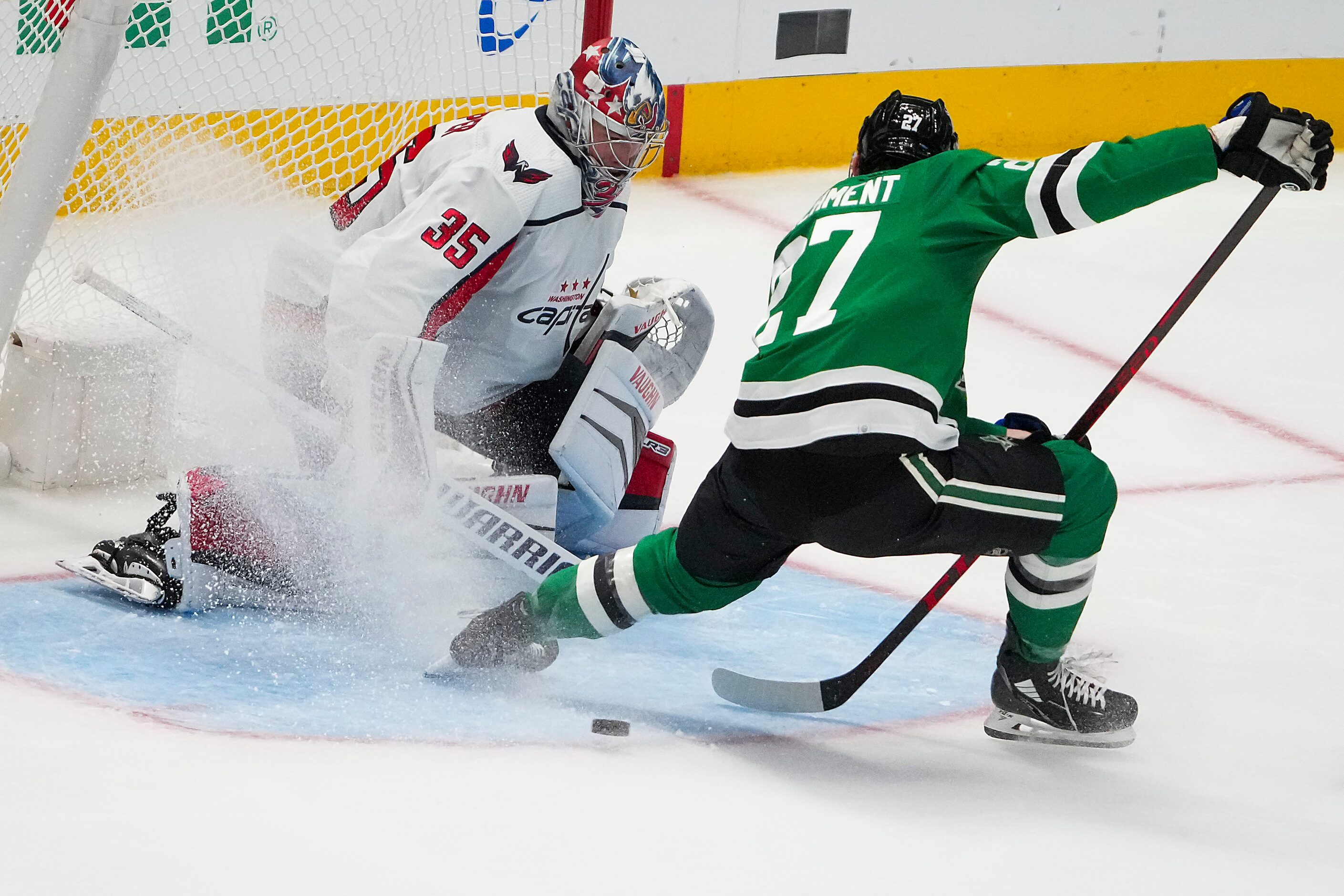 Washington Capitals goaltender Darcy Kuemper (35) turns away Dallas Stars left wing Mason...