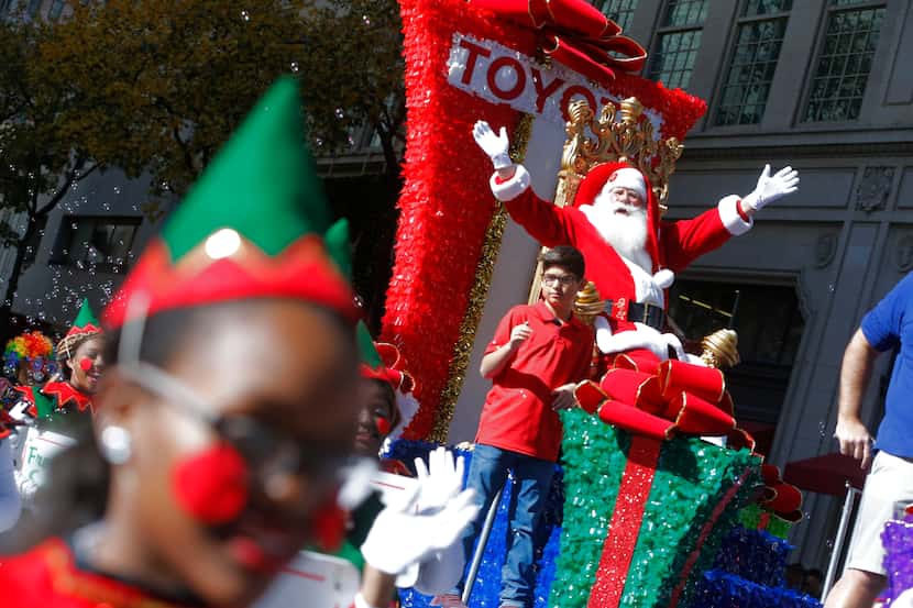 Santa Claus saluda a los presentes durante el Dallas Holiday Parade el 1 de diciembre de...