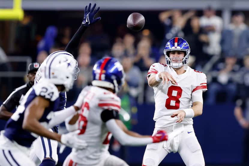 New York Giants quarterback Daniel Jones (8) attempts to throw a pass to running back Saquon...