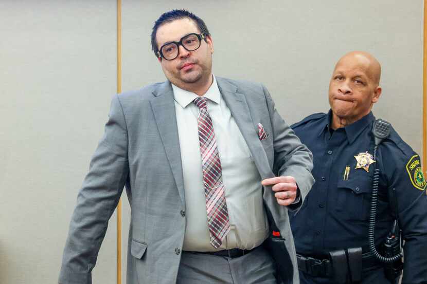 Richard Acosta Jr., (izquierda) sale del estrado durante su juicio por asesinato capital en...