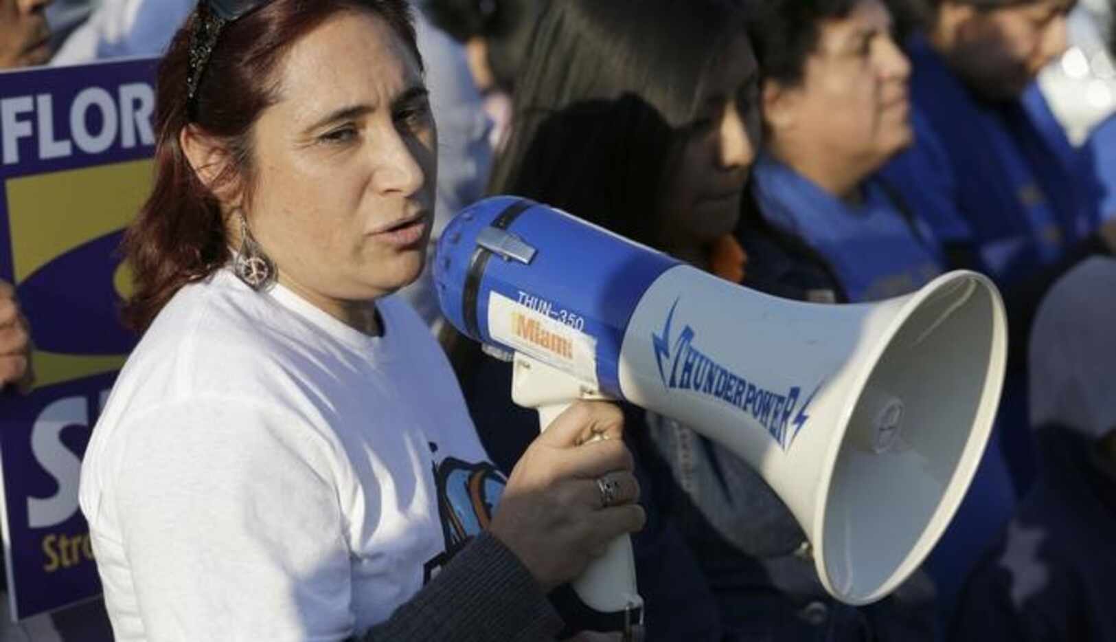 Rosana Araujo, de Uruguay, utiliza un altavoz durante una protesta para exigir una reforma...