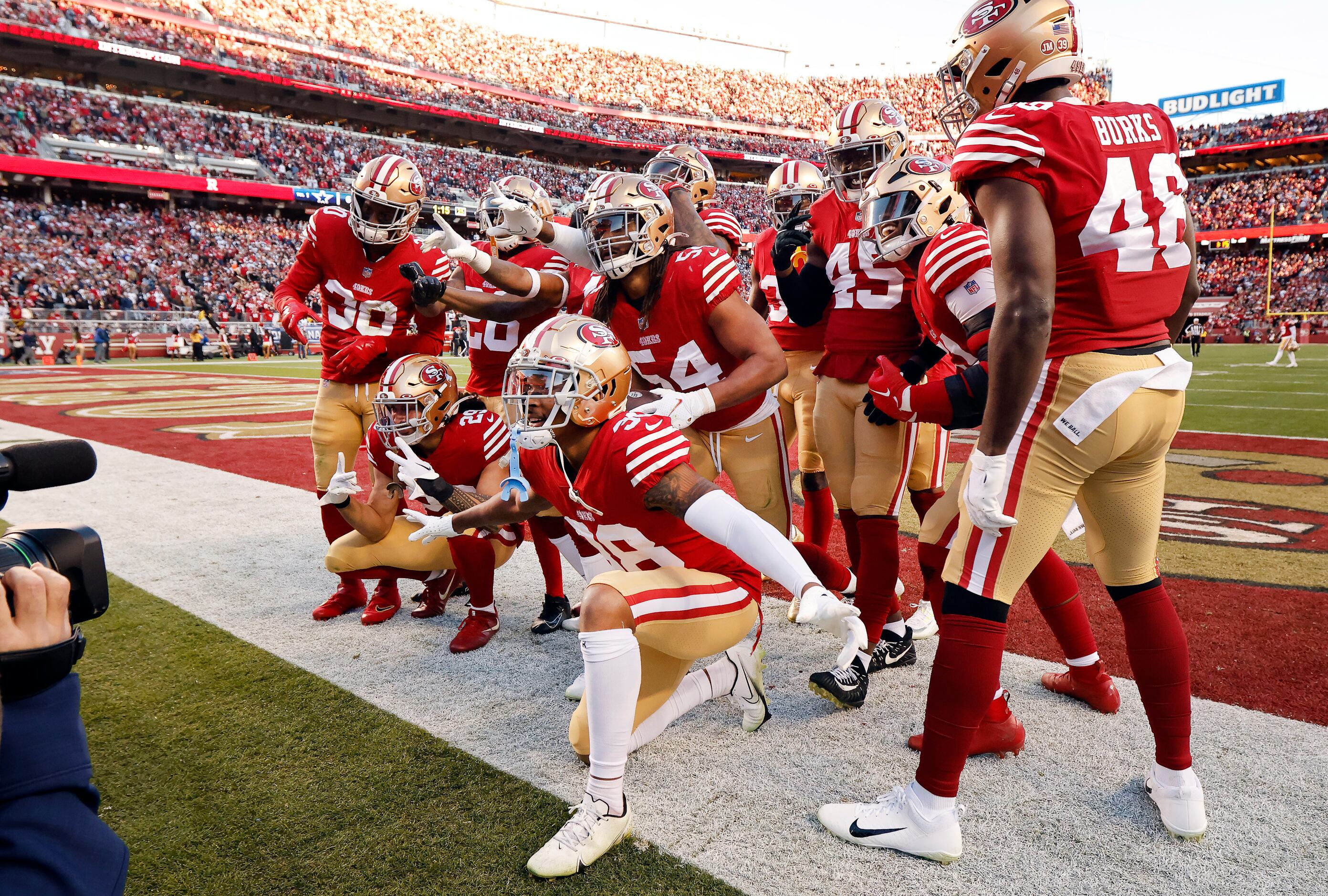 January 22, 2022: San Francisco 49ers middle linebacker Fred Warner (54)  celebrates after a great play during the NFL divisional playoff football  game between the San Francisco 49ers and the Green Bay