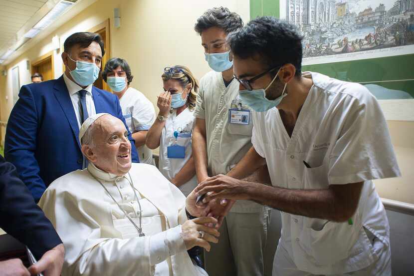 En esta imagen de archivo, el papa Francisco es recibido por el personal hospitalario a su...