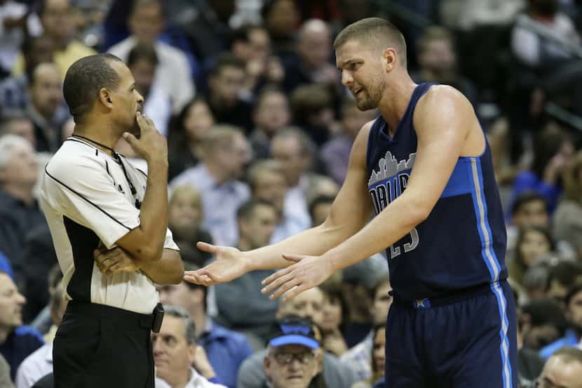 Dallas Mavericks forward Chandler Parsons, right, argues a call during the first half of an...