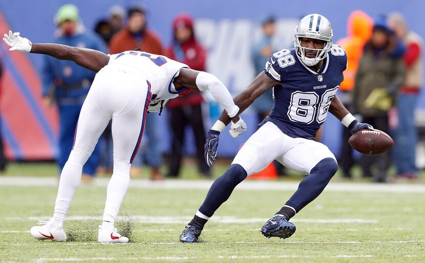 Dallas Cowboys wide receiver Dez Bryant (88) shakes New York Giants defensive back Brandon...