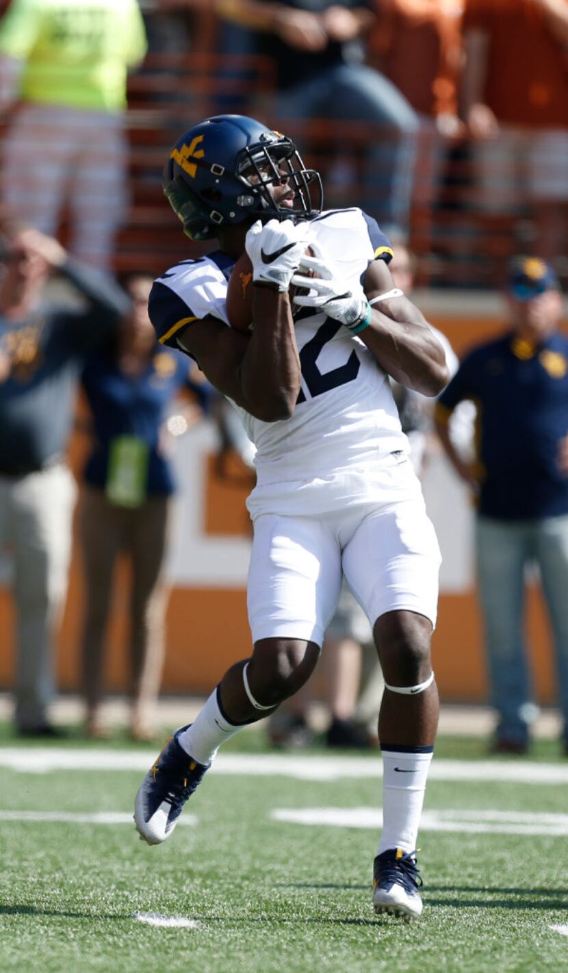 West Virginia Mountaineers wide receiver Gary Jennings (12) catches a kickoff against Texas...