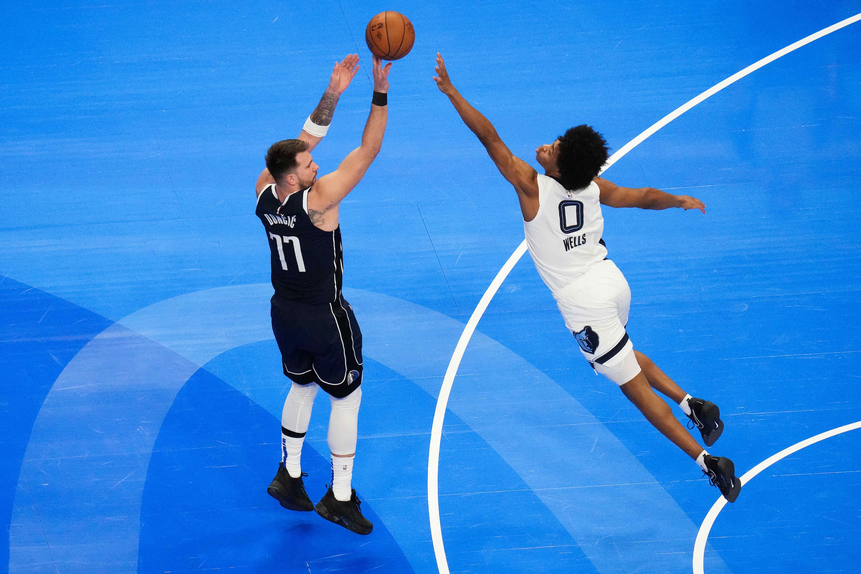 Dallas Mavericks guard Luka Doncic (77) shoots over Memphis Grizzlies forward Jaylen Wells...