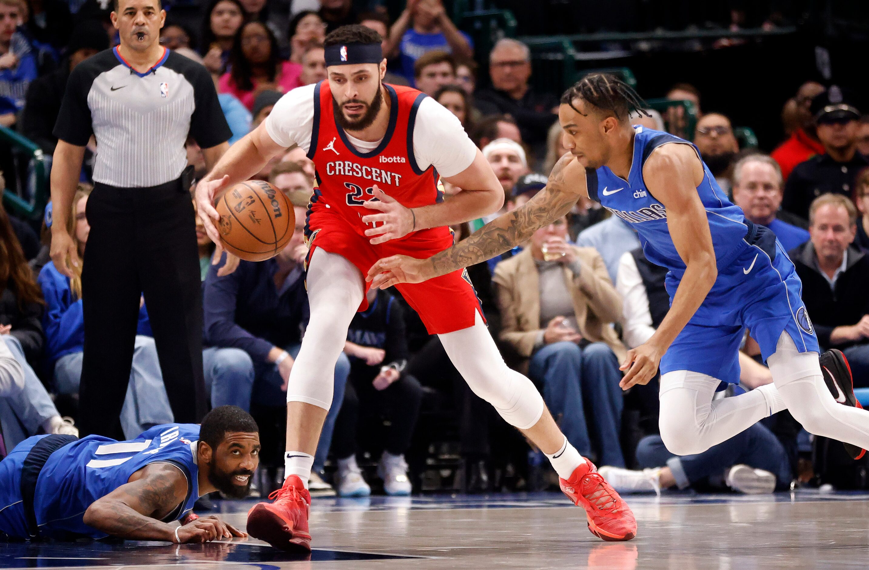 New Orleans Pelicans forward Larry Nance Jr. (22) comes up with the ball as Dallas Mavericks...