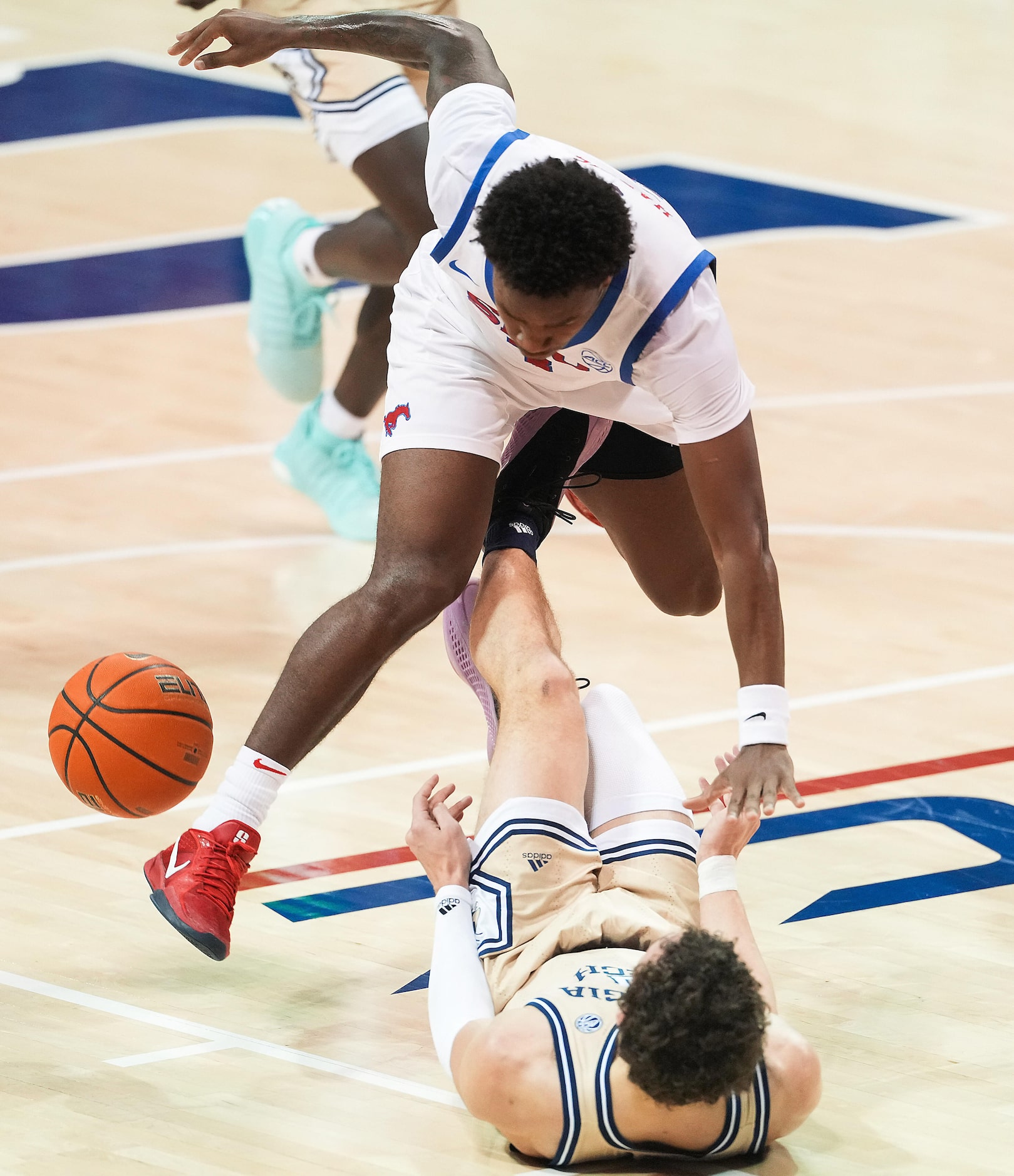 SMU guard Chuck Harris (3) collides with Georgia Tech guard Lance Terry (0) during the first...