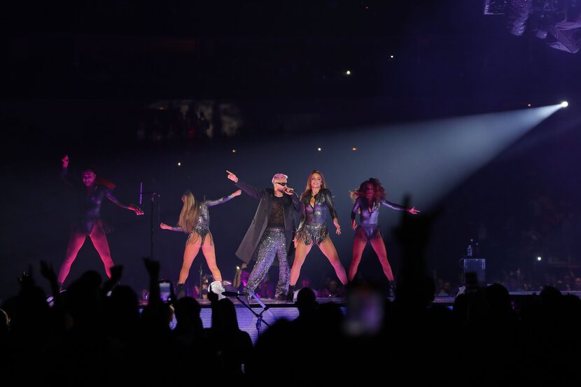 El cantante colombiano Maluma deleitó a sus fans durante un concierto el jueves en el...