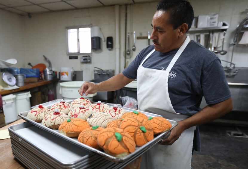 Guadalupe Soto, un panadero en Del Norte Bakery, le pone el toque final, unos ojos a conchas...