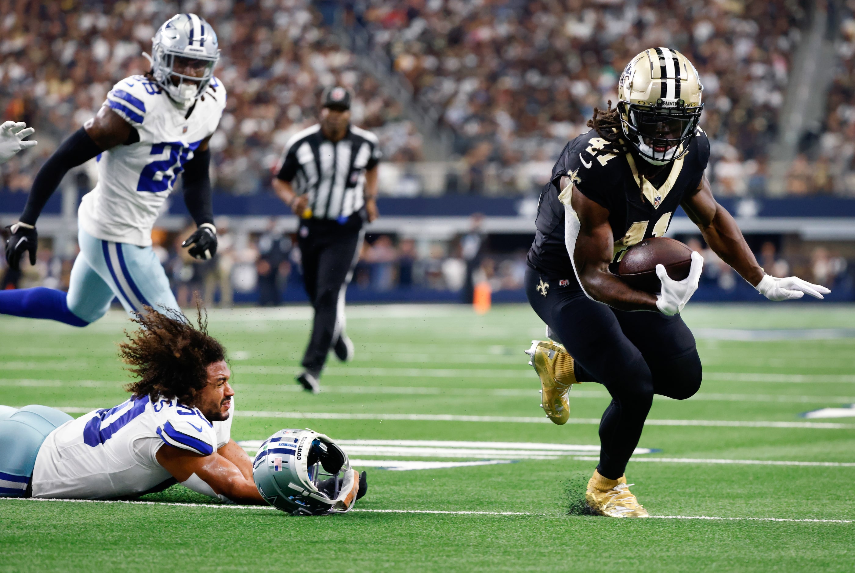 Dallas Cowboys linebacker Eric Kendricks (50) looses his helmet as he tried to tackle New...