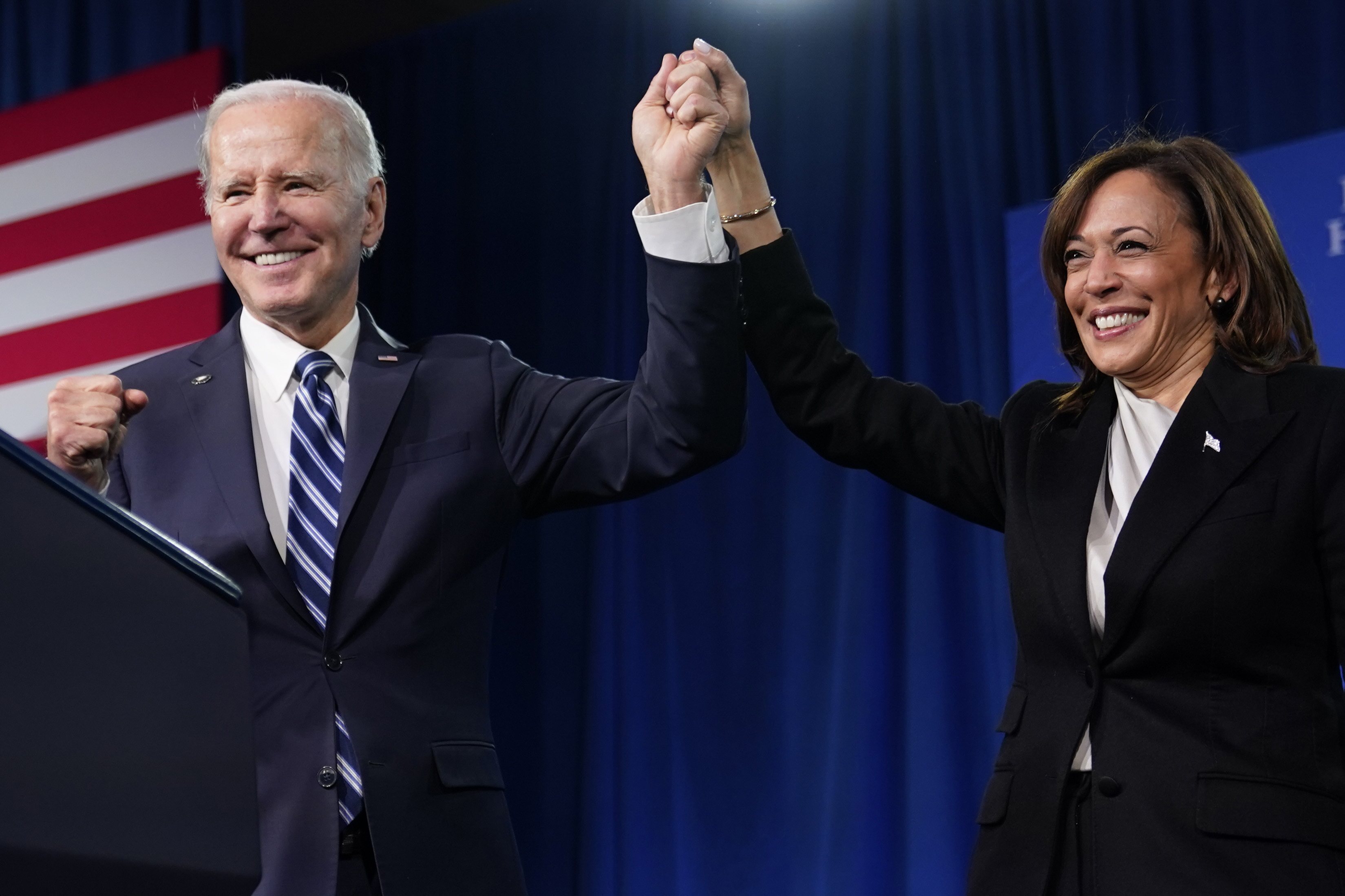 El presidente estadounidense Joe Biden y la vicepresidenta Kamala Harris saludan desde el...
