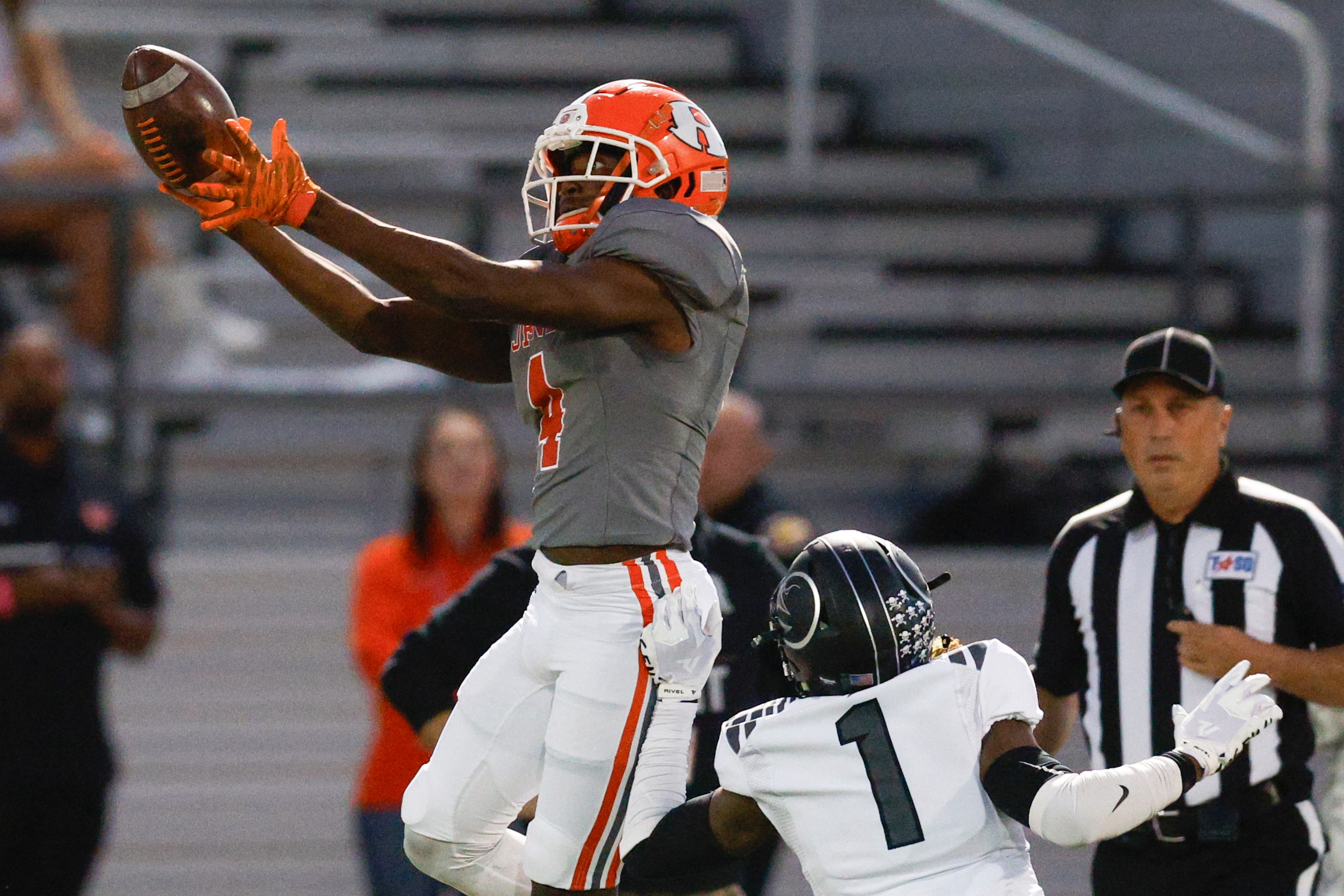 Rockwall wide receiver Camron Marsh (4) catches a pass over North Forney’s Amamii Branch (1)...