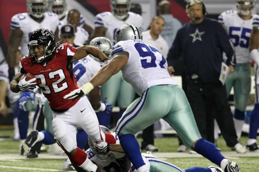 Atlanta Falcons running back Jacquizz Rodgers (32) rushes against Dallas Cowboys cornerback...