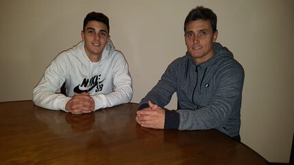 Joel (izq.) y Diego Soñora en su escuela de futbol en Haedo, Buenos Aires, en 2017.