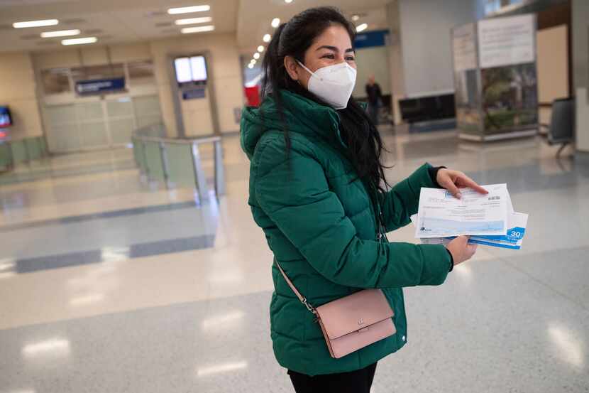 Jessica Barcenas muestra su prueba negativa de covid-19 a su arribo al aeropuerto DFW en...