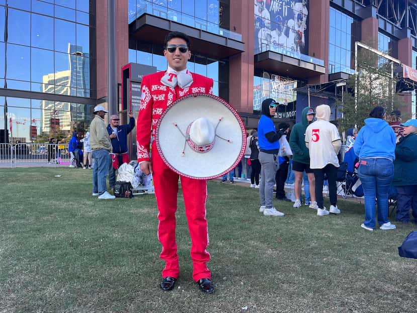 Matthew Barrientos, de 23 años, fue vestido de mariachi al desfile de los Rangers el viernes...