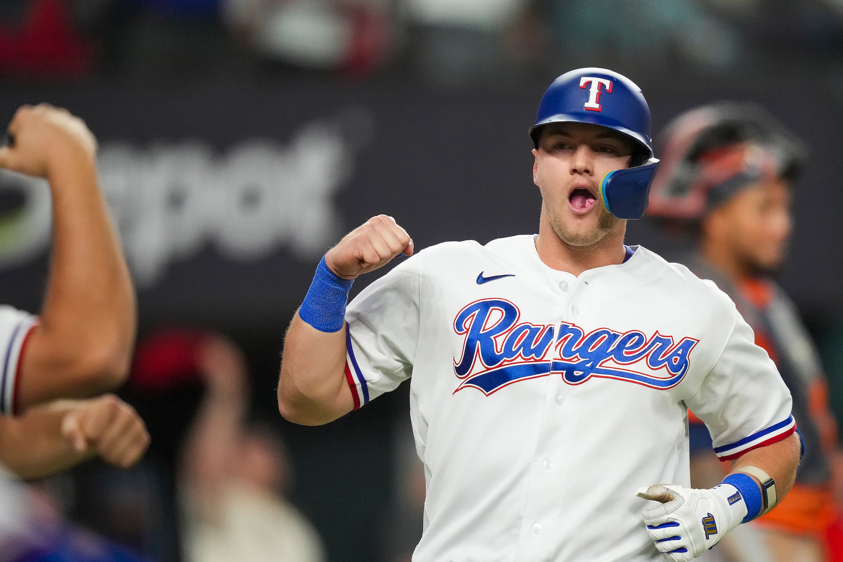 Video: Ian Kinsler waves to Rangers' dugout after hitting homer in