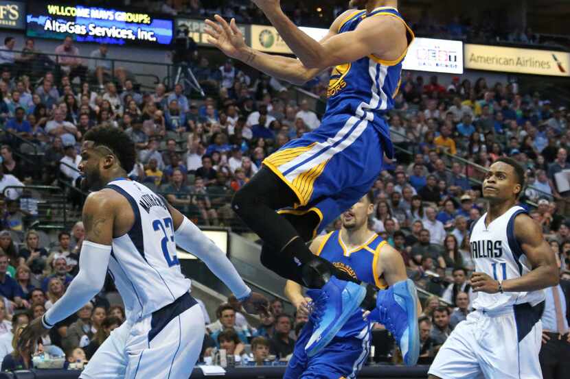 Golden State Warriors guard Stephen Curry (30) drives for two points as Dallas Mavericks'...