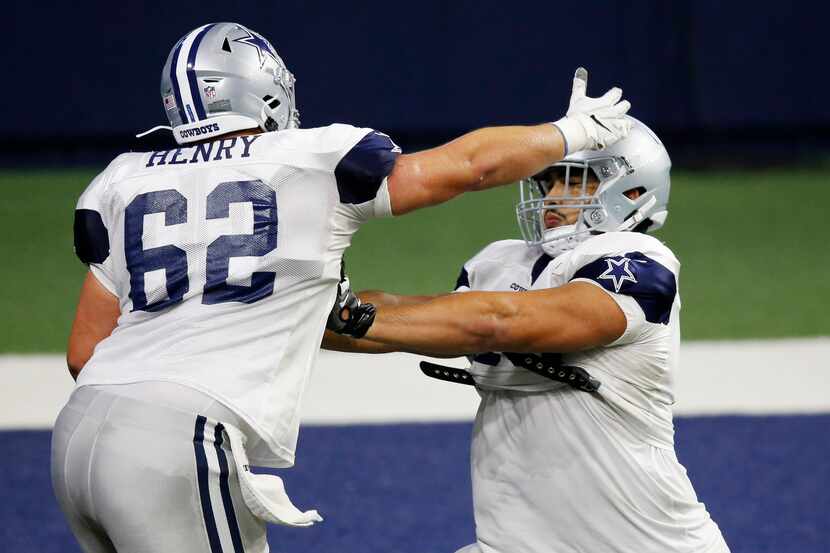 El tackle ofensivo de los Cowboys de Dallas, Isaac Alarcón (der), bloquea al centro Marcus...