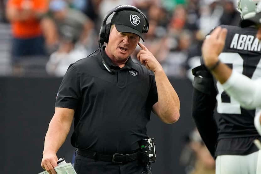 El entrenador en jefe de los Raiders de Oakland da indicaciones en el partido ante los Bears...