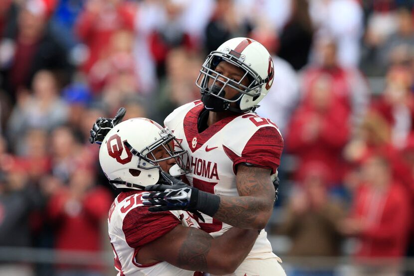 Oklahoma running backs Joe Mixon (25) and Samaje Perine (32) during the first half of an...