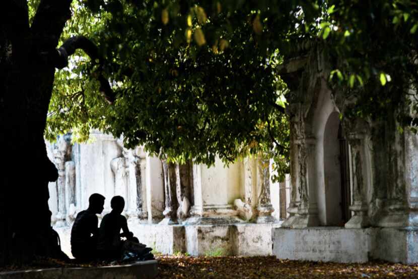 A young couple in the Kuthodaw Pagoda, Mandalay.