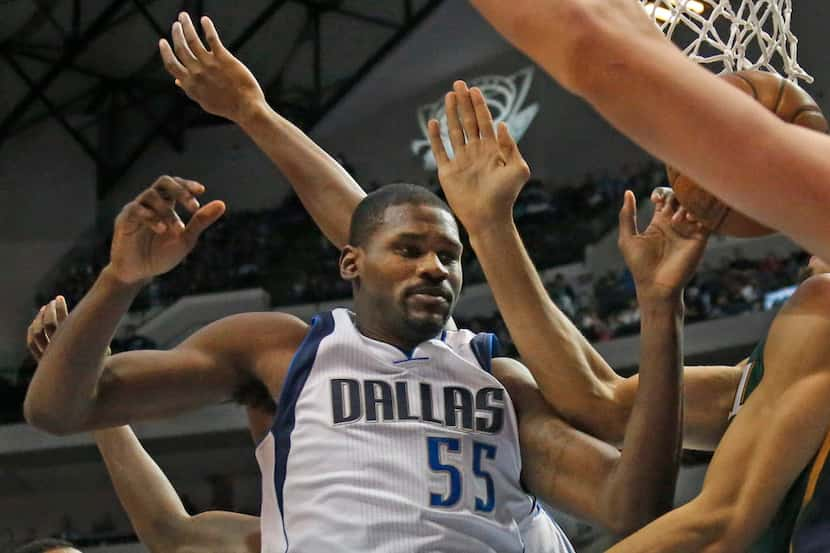 Vince Carter #25 and Brendan Haywood #33 of the Dallas Mavericks guard Andrew Bynum #17 of...