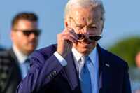 El presidente estadounidense Joe Biden se pone las gafas de sol durante un evento de la...