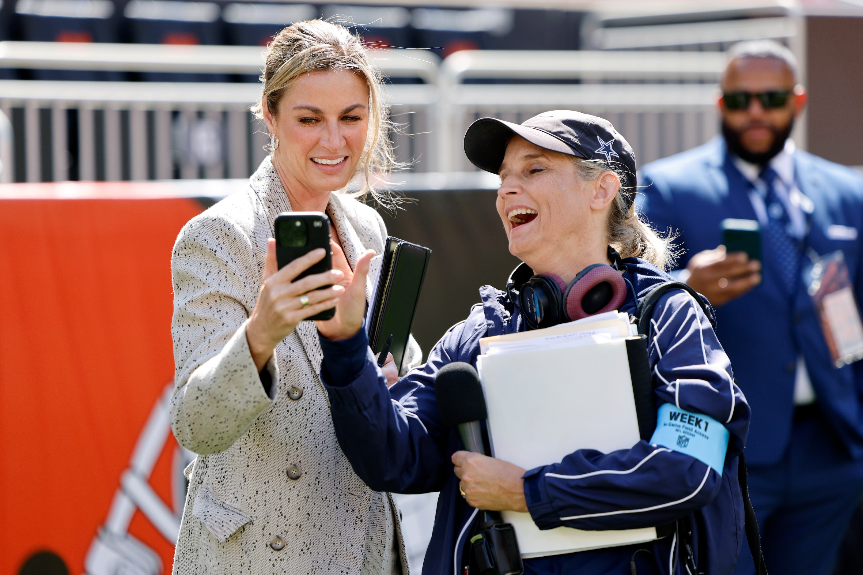 Fox sideline reporter Erin Andrews (left) talks with Dallas Cowboys sideline reporter Kristi...