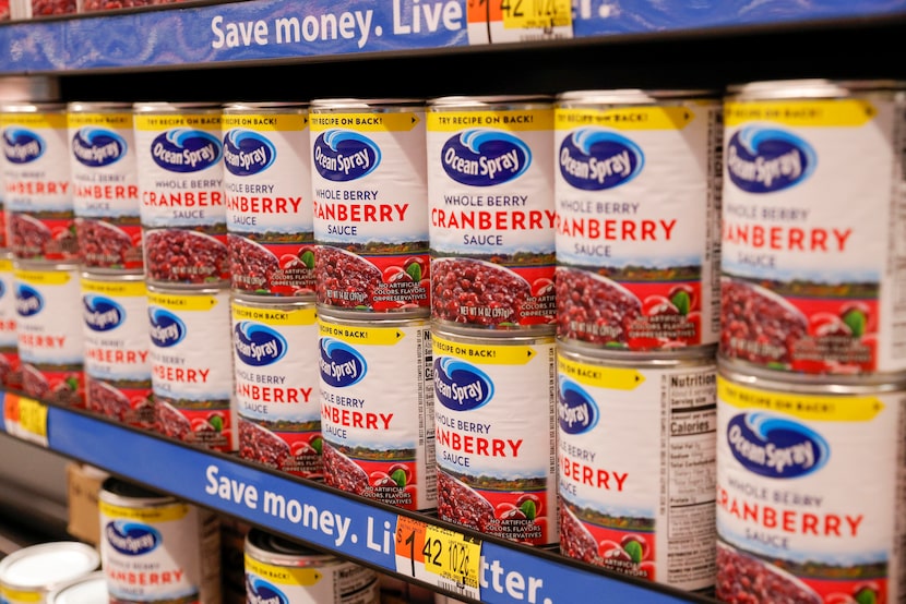 Salsa de arándano enlatada en el Walmart ubicado Lyndon B. Johnson Freeway en Dallas.