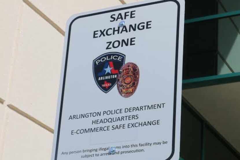 La policía de Arlington estableció un lugar para que la gente haga intercambios...