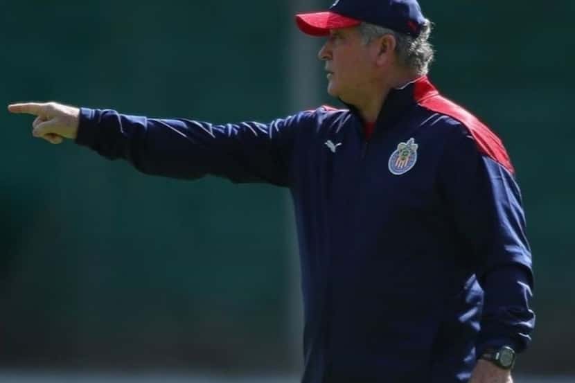 El técnico de Chivas de Guadalajara, Víctor Manuel Vucetich, prepara el duelo ante las...
