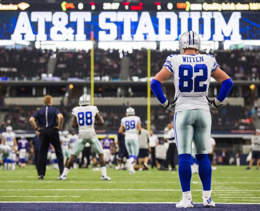 Cowboys tight end Jason Witten (82) warms up before their game against the Minnesota Vikings...